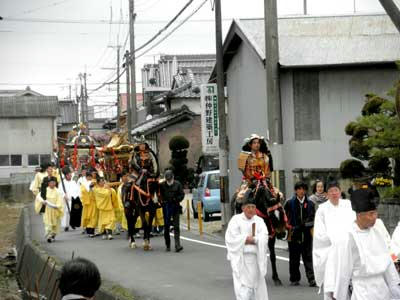 町中を渡御する
