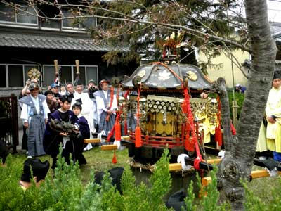 龍の口の舞・途中のお旅所にて