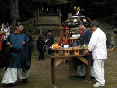 大塚山の御旅所での『龍の口の舞』