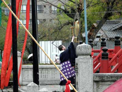 行事鉦を打つ僧侶