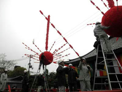舞台を片付ける作業員達