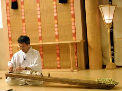 和琴を弾く秋田学芸員