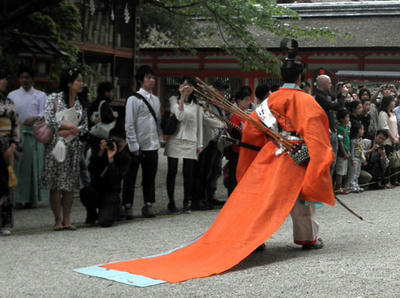 武官の束帯の裾は、割合に短いです……