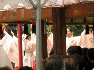 柱などで見渡せません……