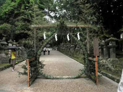 祓戸神社の前の茅の輪
