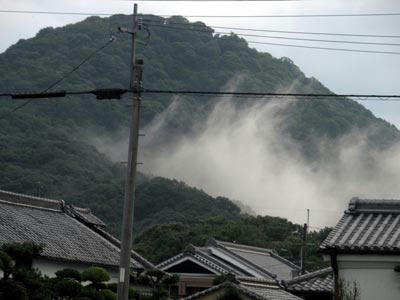 畝傍山から上る霧