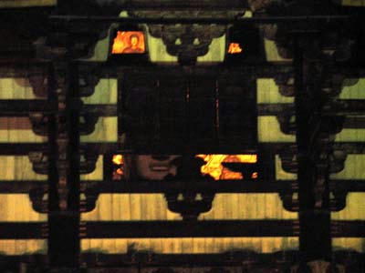 閉じられた観相窓の上下から見える、大仏様の口元と光背の化仏
