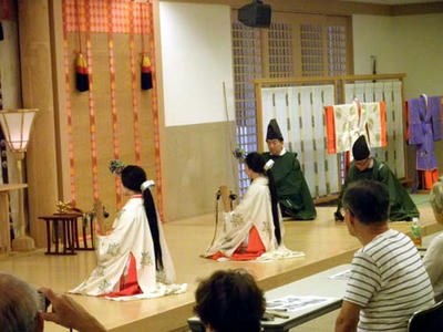 『珍しな』という扇舞が始まります。