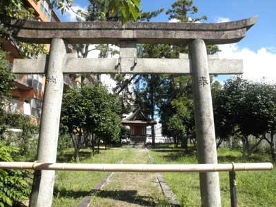 知らなければ通り過ぎてしまうような『石落神社』