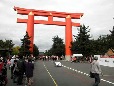 平安神宮の参道にて