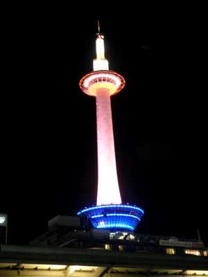 何故かうす赤い京都タワー