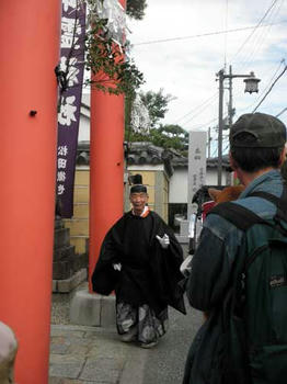 宮司さんも人力車を降りて、神社に戻りました。