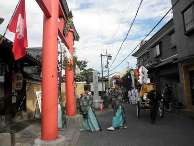 ようやく、お渡りの列が神社に戻って来ました。