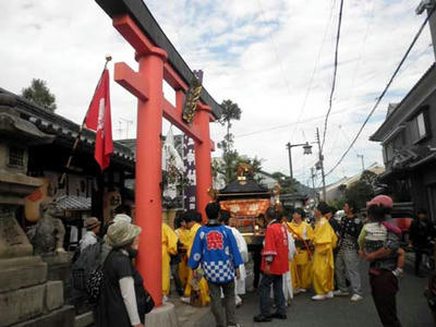 鳥居をくぐる神輿