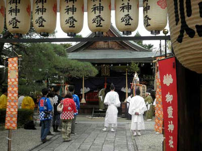 撤饌の儀を見守る人たち