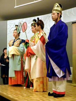 礼服の皇族と二人の内侍