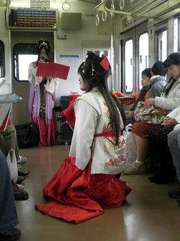 駅名や周囲の名所などをガイドしてくれます。
