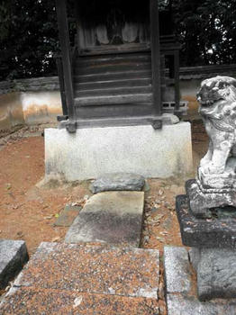  素盞鳴命神社の踏石