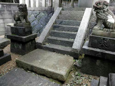 ヤタガラス神社の踏み石