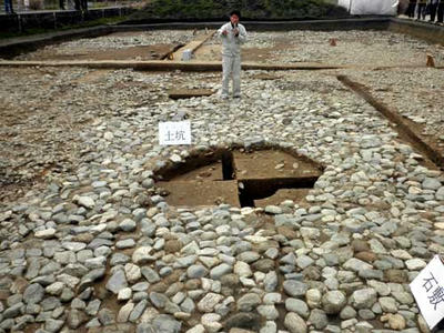 石敷の部分に掘られた土壙