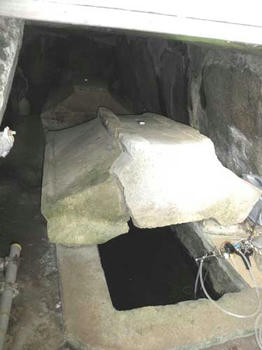 二基並んだ家型石棺
