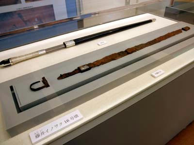 藤井イノヲク１６号墳出土の円頭大刀と複製品