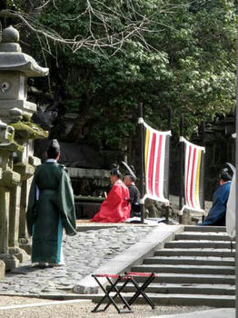 祓戸神社の前の勅使と辧