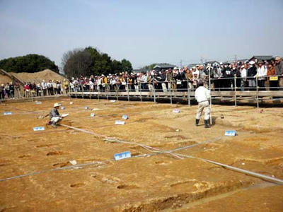 6期の回廊状遺構の説明中