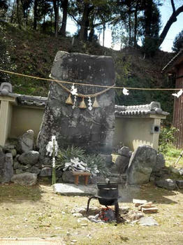「立石」の前に湯の沸いた釜が置かれます。