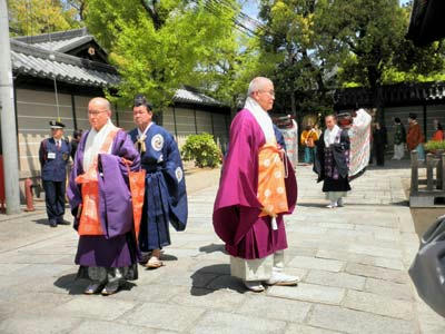 本坊より出発する道行の列