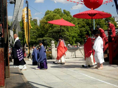 六時堂に戻る長者役ら