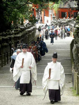 神職を先頭に若宮社に向かう