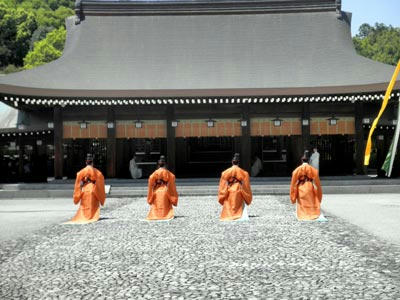 内院の庭に並ぶ舞人