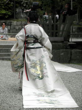 『東遊』の舞人、後姿