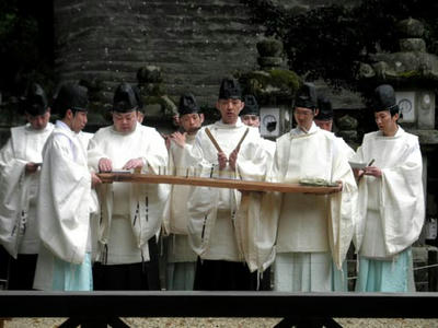 歌方も神職さんが勤めます。