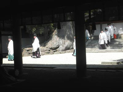 退出する宮司以下の神職