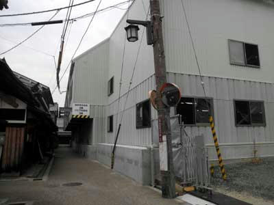 路地に張り出す二階部分……(・_・;)