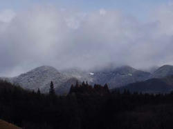 雪の山