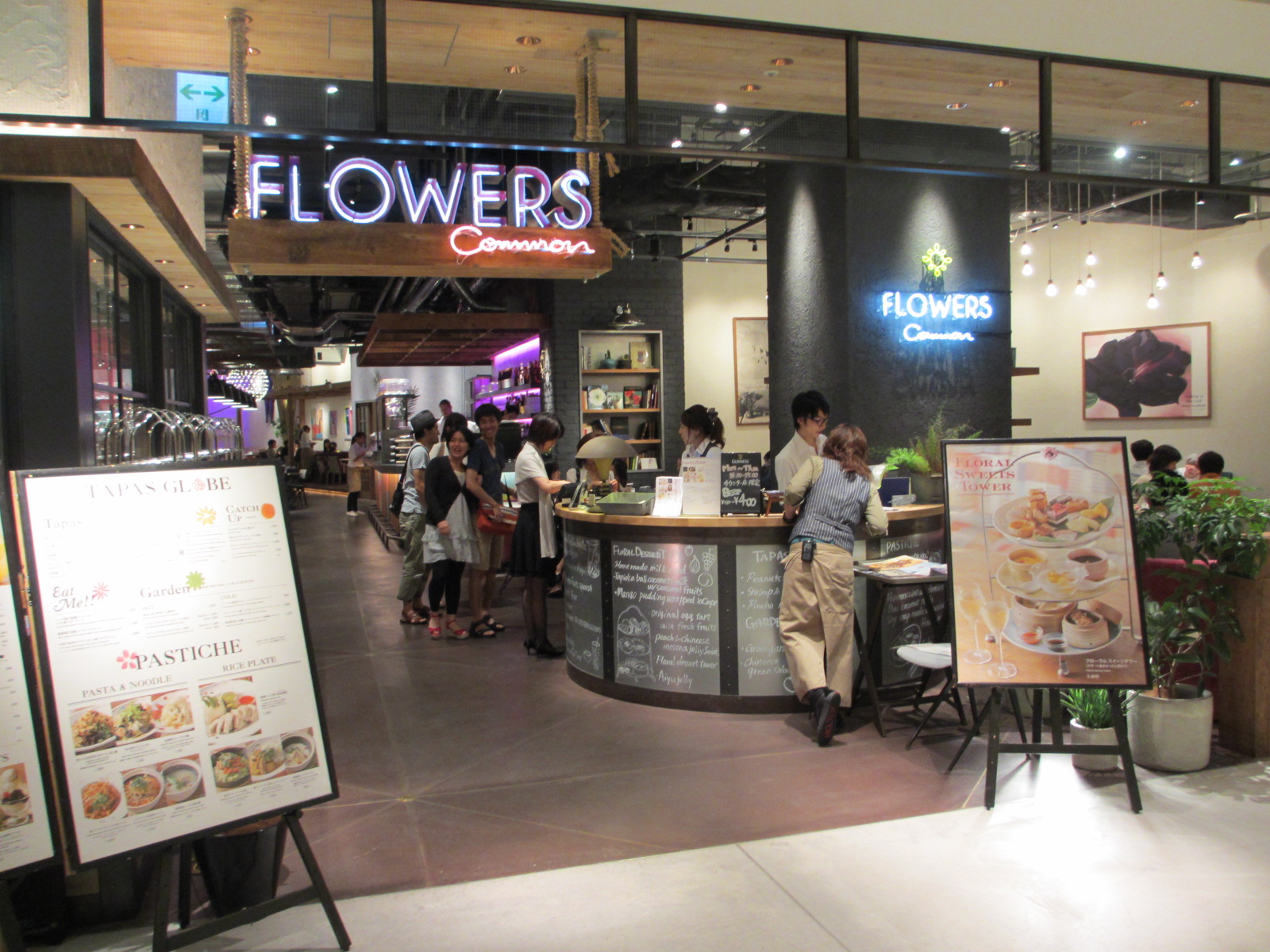ヒカリエのカフェ情報 土曜日でも予約なしで入れたフラワーズコモン Flowers Common 渋谷ヒカリエは混んでいたけど カフェに入れてよかった