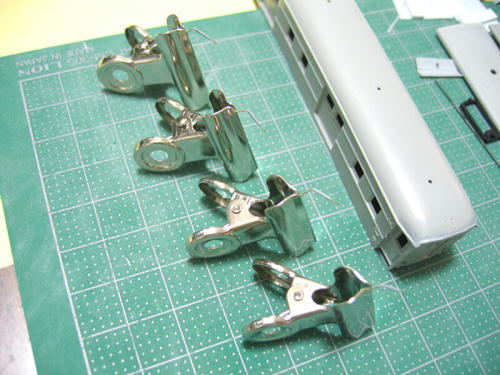 スプリング部分に溶きパテを塗布