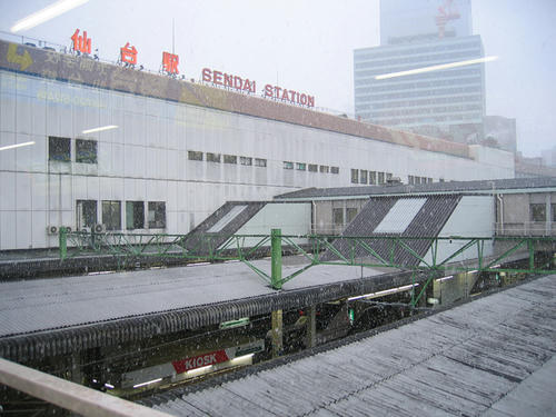 雪にけむる仙台駅