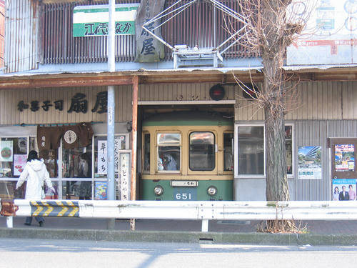 和菓子の扇屋さんの店頭を飾る６００形６５１号車