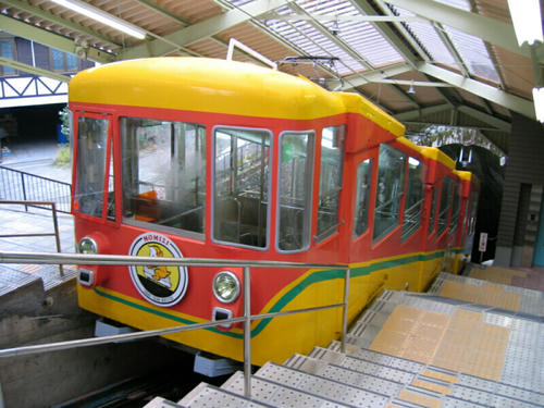 高尾登山電鉄・ケーブルカー「もみじ」