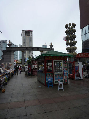 高層の建物の間に露店街。