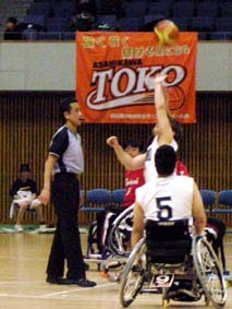 タップオフ_白いユニフォームの選手が片輪を浮かせて高さを出しています。