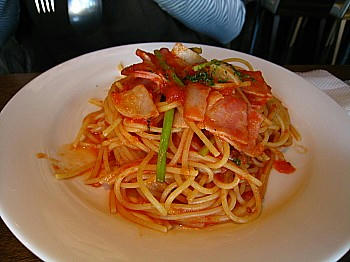 カブとベーコンのトマトパスタ