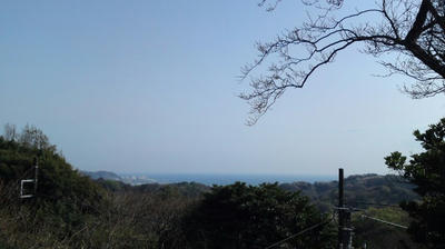 源氏山公園から相模湾を望む