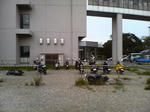 バイクが倒れている…