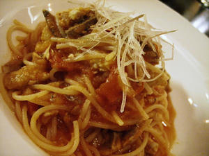 秋刀魚と茄子のパスタみょうがのピクルスのせ