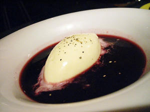 ブルーチーズのアイスと葡萄のスープ